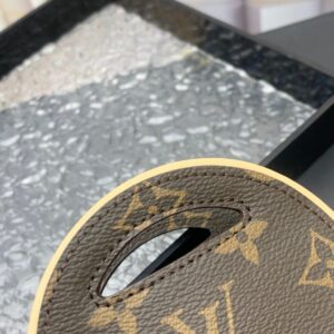 【AT2513】LVの新作Around Meバッグは、モノグラムコーティングキャンバスを使用し、ブランドLV Circleロゴのインスピレーションを表現しています。