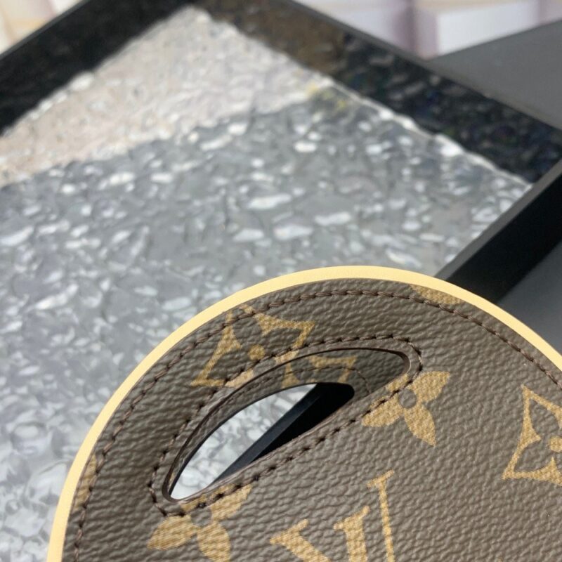 【AT2513】LVの新作Around Meバッグは、モノグラムコーティングキャンバスを使用し、ブランドLV Circleロゴのインスピレーションを表現しています。