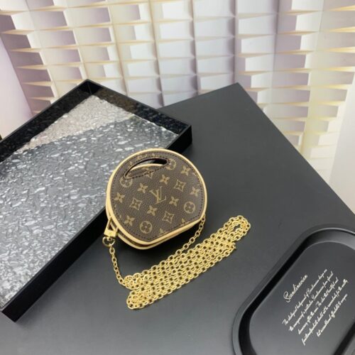 【AT2514】LVの新作Around Meハンドバッグは、Monogram コーティングキャンバスを使用し、ブランドのLV Circleロゴからインスピレーションを得ています。