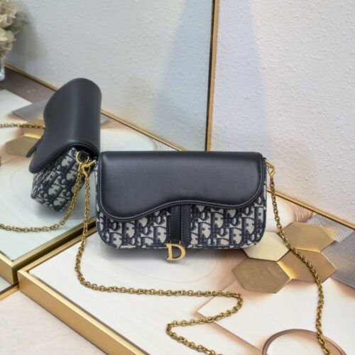 【AT2518】Diorのこのサドルチェーンバッグは、柔らかいラインと調和がとれており、ファッショナブルで実用的なアイテムです。