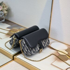 【AT2518】Diorのこのサドルチェーンバッグは、柔らかいラインと調和がとれており、ファッショナブルで実用的なアイテムです。