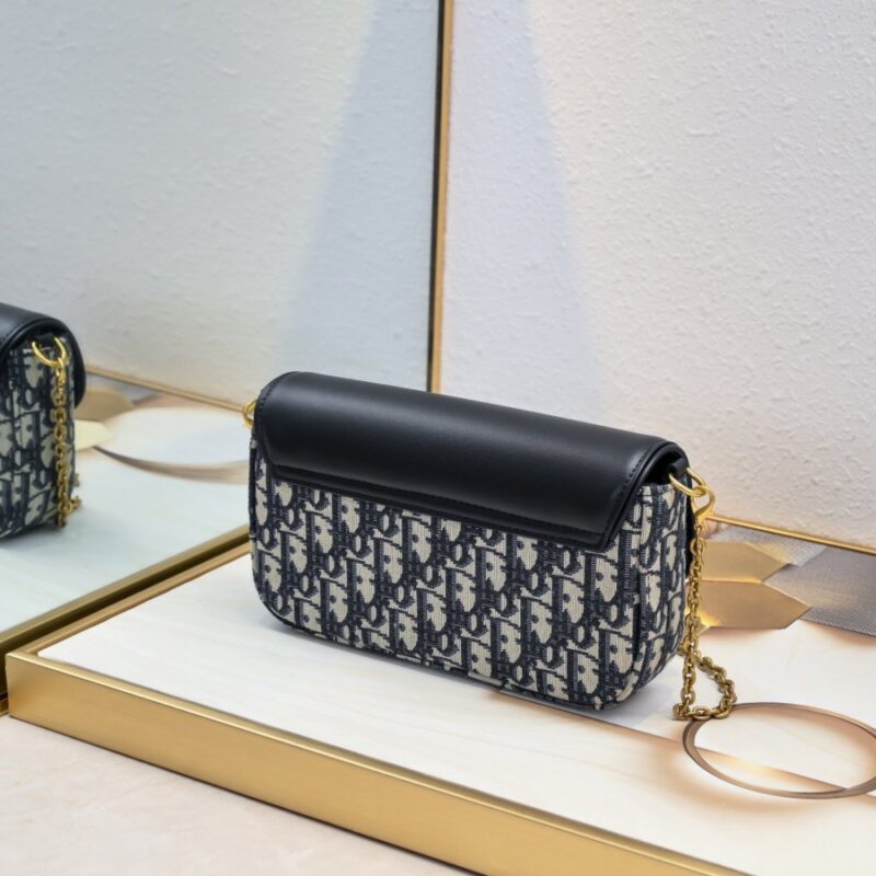 【AT2518】Diorのこのサドルチェーンバッグは、柔らかいラインと調和がとれており、ファッショナブルで実用的なアイテムです。