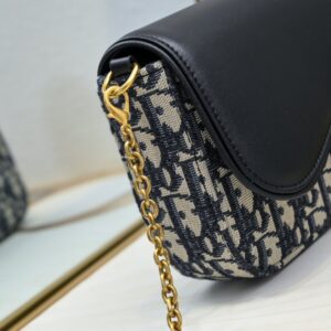 【AT2518】Diorのこのサドルチェーンバッグは、柔らかいラインと調和がとれており、ファッショナブルで実用的なアイテムです。