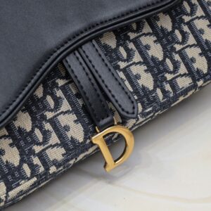 【AT2518】Diorのこのサドルチェーンバッグは、柔らかいラインと調和がとれており、ファッショナブルで実用的なアイテムです。