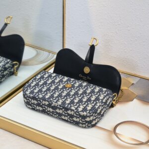 【AT2518】Diorのこのサドルチェーンバッグは、柔らかいラインと調和がとれており、ファッショナブルで実用的なアイテムです。