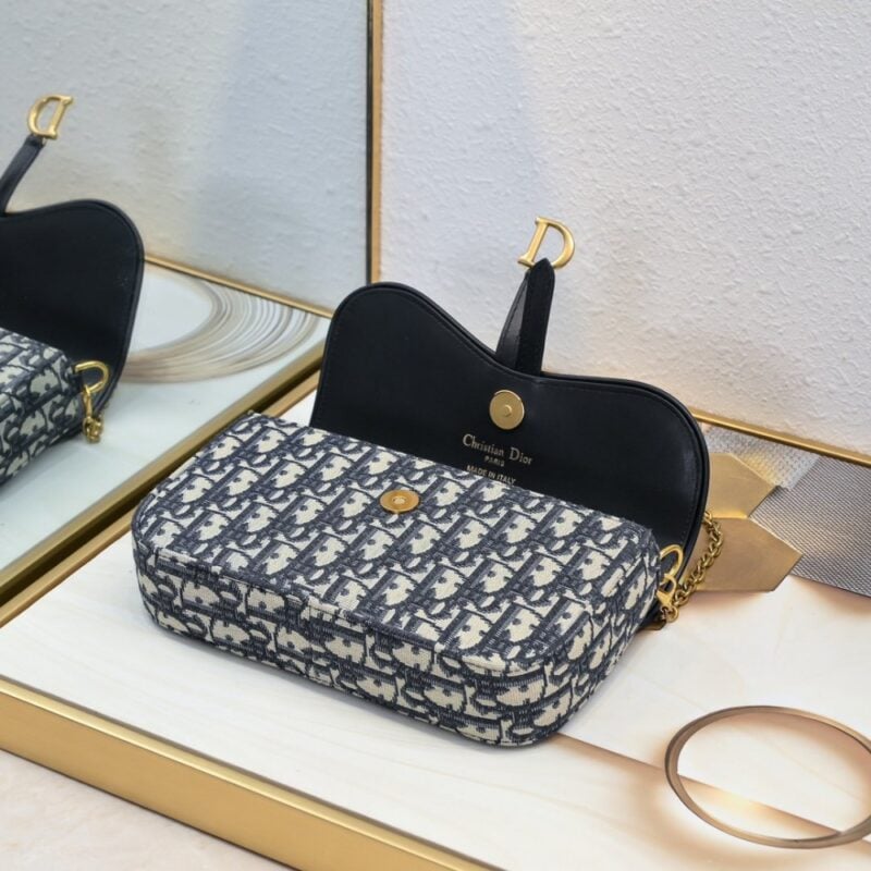 【AT2518】Diorのこのサドルチェーンバッグは、柔らかいラインと調和がとれており、ファッショナブルで実用的なアイテムです。