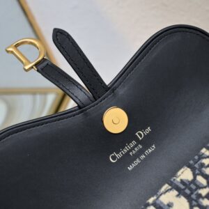 【AT2518】Diorのこのサドルチェーンバッグは、柔らかいラインと調和がとれており、ファッショナブルで実用的なアイテムです。