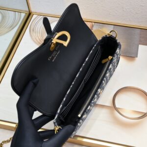 【AT2518】Diorのこのサドルチェーンバッグは、柔らかいラインと調和がとれており、ファッショナブルで実用的なアイテムです。