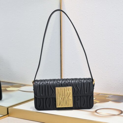 【AT2519】このMiss Diorのカバーバッグは、2024年の冬のコレクションの新作で、Diorのクラシックスタイルを現代のエレガントな雰囲気で再解釈しています。