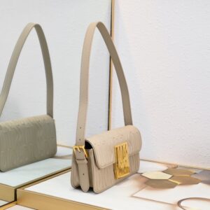 【AT2520】Miss Diorのフラップハンドバッグは2024年冬の新作であり、Diorのクラシックなスタイルを現代のエレガンスで再解釈しています。
