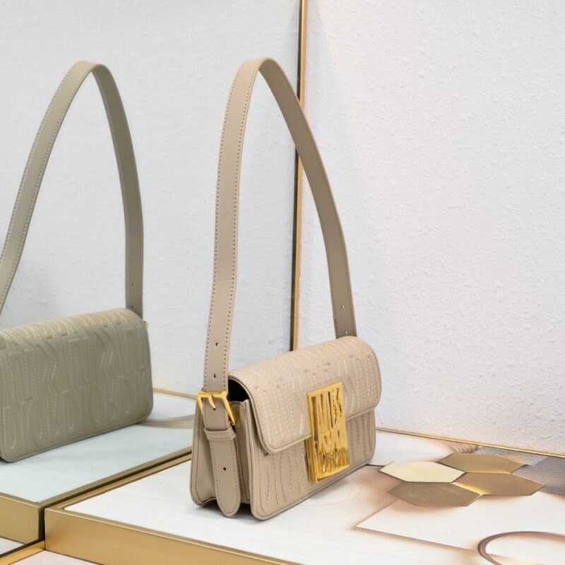 【AT2520】Miss Diorのフラップハンドバッグは2024年冬の新作であり、Diorのクラシックなスタイルを現代のエレガンスで再解釈しています。