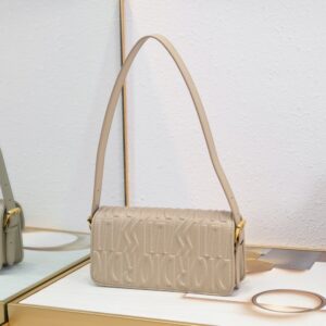 【AT2520】Miss Diorのフラップハンドバッグは2024年冬の新作であり、Diorのクラシックなスタイルを現代のエレガンスで再解釈しています。