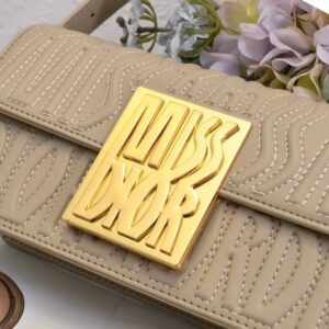 【AT2520】Miss Diorのフラップハンドバッグは2024年冬の新作であり、Diorのクラシックなスタイルを現代のエレガンスで再解釈しています。