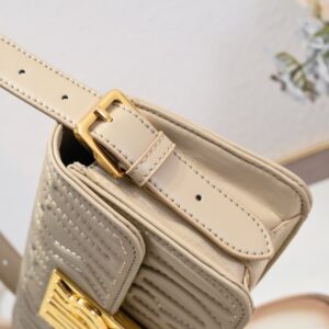 【AT2520】Miss Diorのフラップハンドバッグは2024年冬の新作であり、Diorのクラシックなスタイルを現代のエレガンスで再解釈しています。
