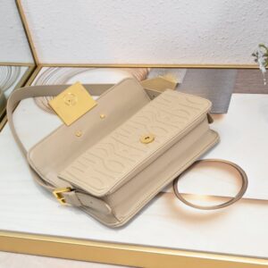 【AT2520】Miss Diorのフラップハンドバッグは2024年冬の新作であり、Diorのクラシックなスタイルを現代のエレガンスで再解釈しています。