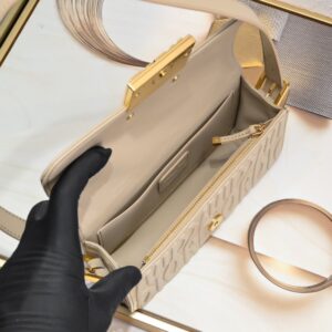【AT2520】Miss Diorのフラップハンドバッグは2024年冬の新作であり、Diorのクラシックなスタイルを現代のエレガンスで再解釈しています。