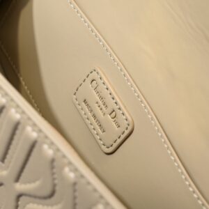 【AT2520】Miss Diorのフラップハンドバッグは2024年冬の新作であり、Diorのクラシックなスタイルを現代のエレガンスで再解釈しています。
