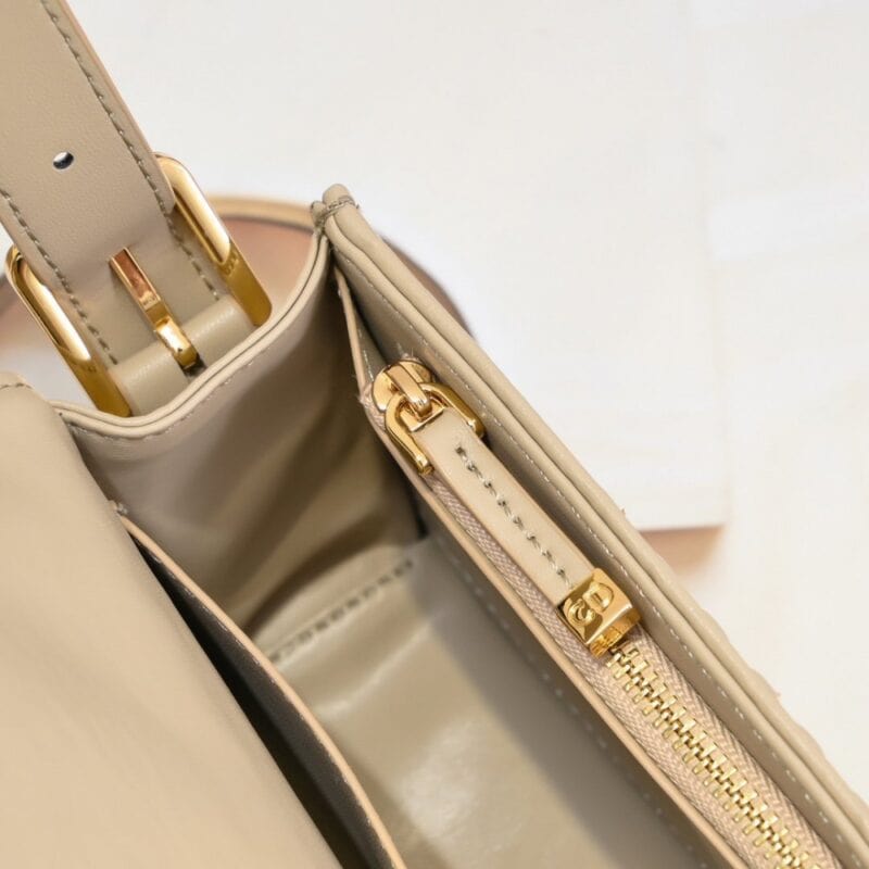 【AT2520】Miss Diorのフラップハンドバッグは2024年冬の新作であり、Diorのクラシックなスタイルを現代のエレガンスで再解釈しています。