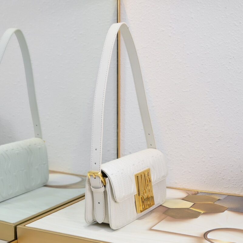 【AT2521】このMiss Diorフリップトップバッグは2024年秋冬コレクションの新作であり、ディオールのクラシックなスタイルを現代のエレガントな雰囲気で再解釈しています。