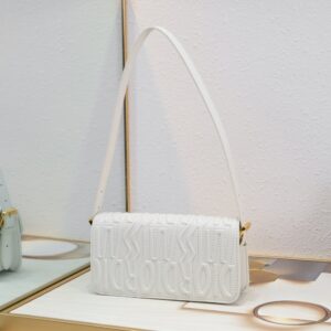 【AT2521】このMiss Diorフリップトップバッグは2024年秋冬コレクションの新作であり、ディオールのクラシックなスタイルを現代のエレガントな雰囲気で再解釈しています。