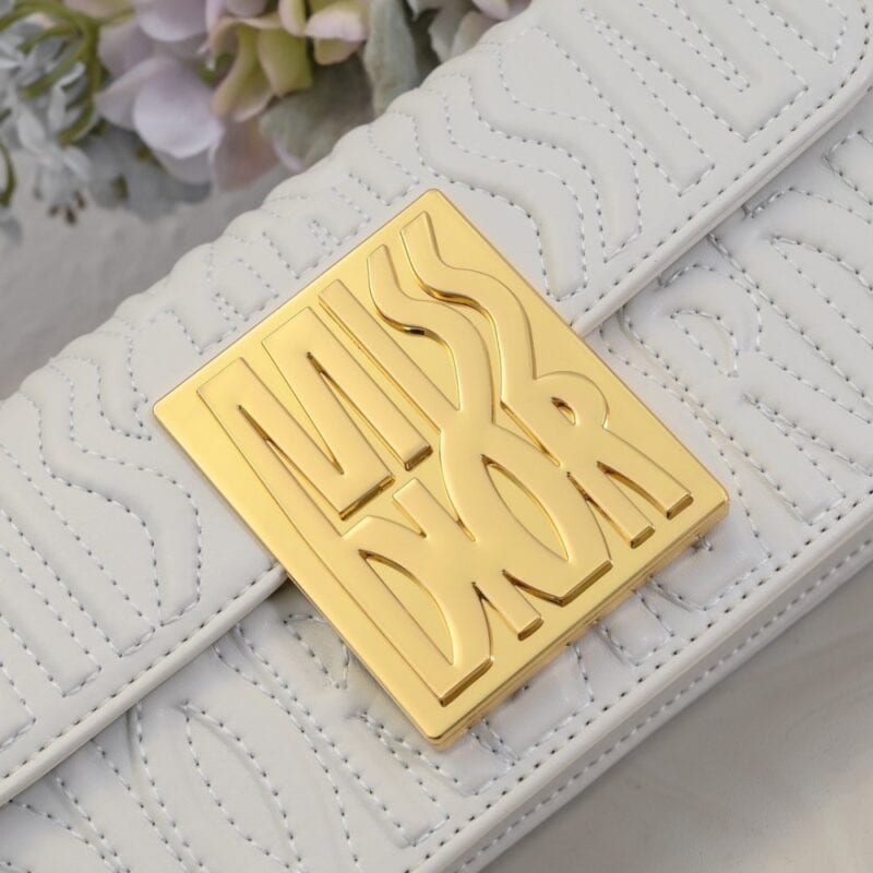 【AT2521】このMiss Diorフリップトップバッグは2024年秋冬コレクションの新作であり、ディオールのクラシックなスタイルを現代のエレガントな雰囲気で再解釈しています。