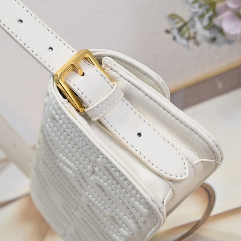 【AT2521】このMiss Diorフリップトップバッグは2024年秋冬コレクションの新作であり、ディオールのクラシックなスタイルを現代のエレガントな雰囲気で再解釈しています。