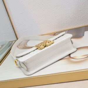 【AT2521】このMiss Diorフリップトップバッグは2024年秋冬コレクションの新作であり、ディオールのクラシックなスタイルを現代のエレガントな雰囲気で再解釈しています。