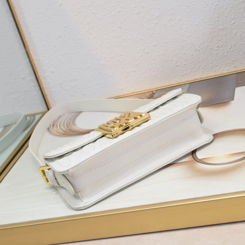【AT2521】このMiss Diorフリップトップバッグは2024年秋冬コレクションの新作であり、ディオールのクラシックなスタイルを現代のエレガントな雰囲気で再解釈しています。