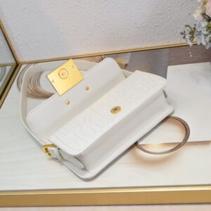 【AT2521】このMiss Diorフリップトップバッグは2024年秋冬コレクションの新作であり、ディオールのクラシックなスタイルを現代のエレガントな雰囲気で再解釈しています。