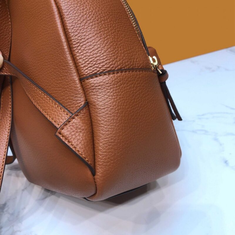 【AT2529】LOEWEの新作、リッチなリッチ柄のトップグレインカーフ革の小型バックパック、女性用バッグ。柔らかいカーフスキン、鞄の形状、立体感が非常に素晴らしい。