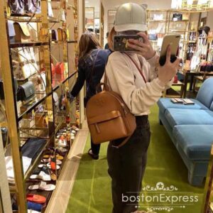【AT2529】LOEWEの新作、リッチなリッチ柄のトップグレインカーフ革の小型バックパック、女性用バッグ。柔らかいカーフスキン、鞄の形状、立体感が非常に素晴らしい。