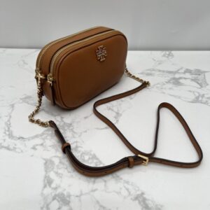 【AT2531】Tory Burchの新しい女性用カメラバッグ、リッチフライトレザー、ショルダーバッグ、斜め掛け小さい丸いバッグ、レザーバッグ、ダブルジッパー。