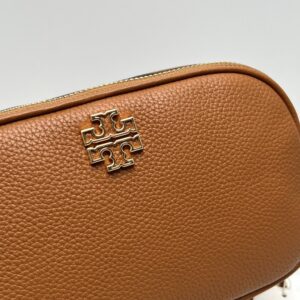 【AT2531】Tory Burchの新しい女性用カメラバッグ、リッチフライトレザー、ショルダーバッグ、斜め掛け小さい丸いバッグ、レザーバッグ、ダブルジッパー。