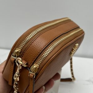 【AT2531】Tory Burchの新しい女性用カメラバッグ、リッチフライトレザー、ショルダーバッグ、斜め掛け小さい丸いバッグ、レザーバッグ、ダブルジッパー。