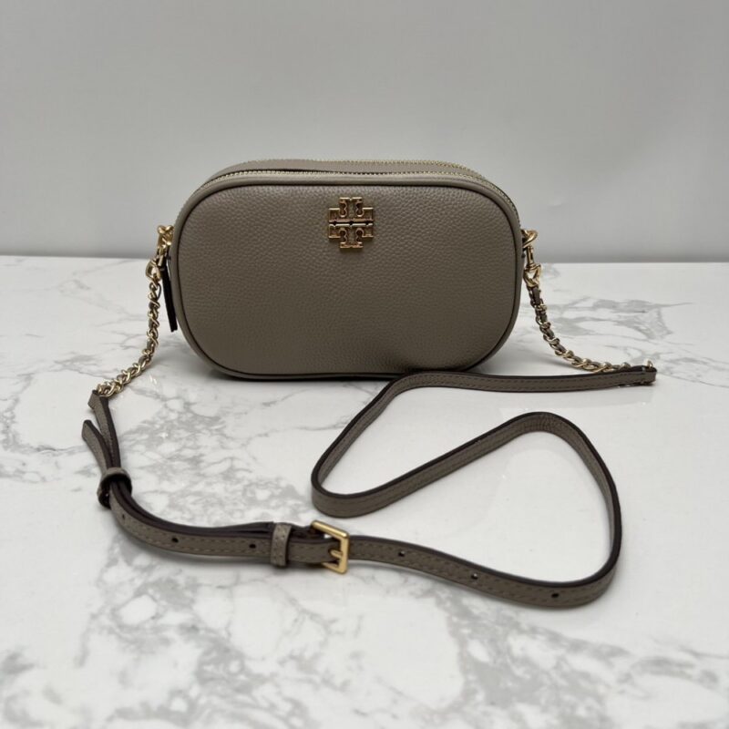 【AT2532】Tory Burchの新作カメラバッグ。リッチなリザード柄牛革製。ショルダーと斜め掛けができる小さな丸いバッグ。牛革製の斜めがけバッグ。ダブルジップ。