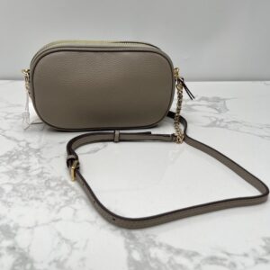 【AT2532】Tory Burchの新作カメラバッグ。リッチなリザード柄牛革製。ショルダーと斜め掛けができる小さな丸いバッグ。牛革製の斜めがけバッグ。ダブルジップ。