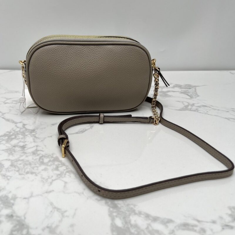 【AT2532】Tory Burchの新作カメラバッグ。リッチなリザード柄牛革製。ショルダーと斜め掛けができる小さな丸いバッグ。牛革製の斜めがけバッグ。ダブルジップ。
