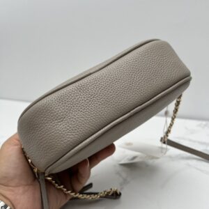 【AT2532】Tory Burchの新作カメラバッグ。リッチなリザード柄牛革製。ショルダーと斜め掛けができる小さな丸いバッグ。牛革製の斜めがけバッグ。ダブルジップ。