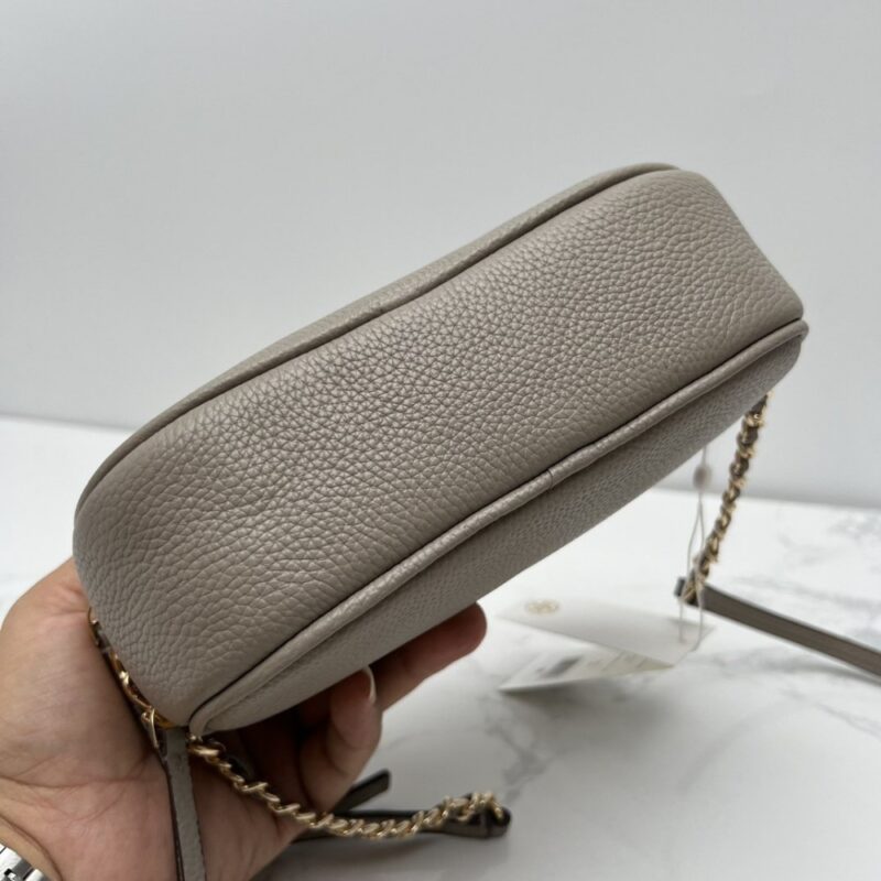 【AT2532】Tory Burchの新作カメラバッグ。リッチなリザード柄牛革製。ショルダーと斜め掛けができる小さな丸いバッグ。牛革製の斜めがけバッグ。ダブルジップ。