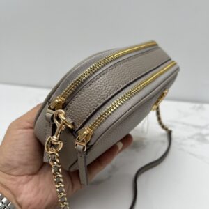 【AT2532】Tory Burchの新作カメラバッグ。リッチなリザード柄牛革製。ショルダーと斜め掛けができる小さな丸いバッグ。牛革製の斜めがけバッグ。ダブルジップ。
