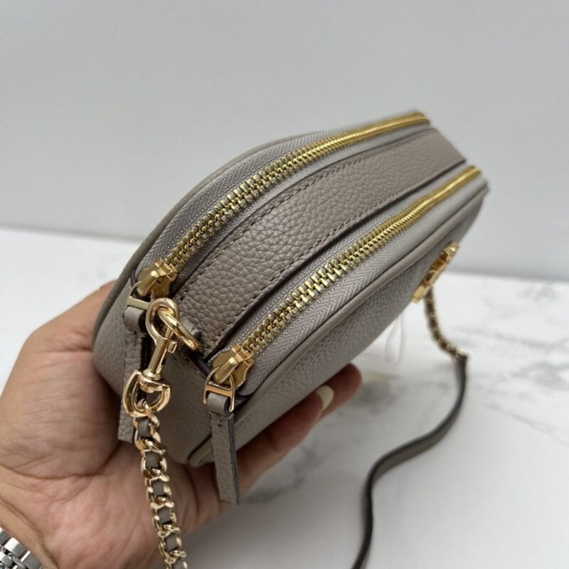【AT2532】Tory Burchの新作カメラバッグ。リッチなリザード柄牛革製。ショルダーと斜め掛けができる小さな丸いバッグ。牛革製の斜めがけバッグ。ダブルジップ。