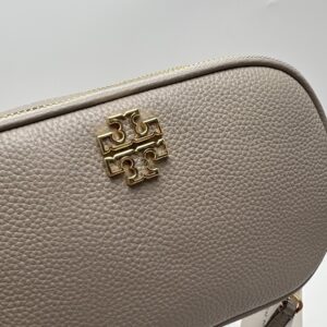 【AT2532】Tory Burchの新作カメラバッグ。リッチなリザード柄牛革製。ショルダーと斜め掛けができる小さな丸いバッグ。牛革製の斜めがけバッグ。ダブルジップ。
