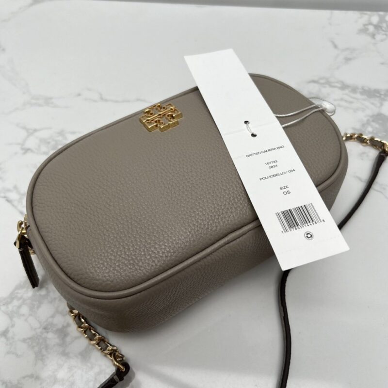 【AT2532】Tory Burchの新作カメラバッグ。リッチなリザード柄牛革製。ショルダーと斜め掛けができる小さな丸いバッグ。牛革製の斜めがけバッグ。ダブルジップ。