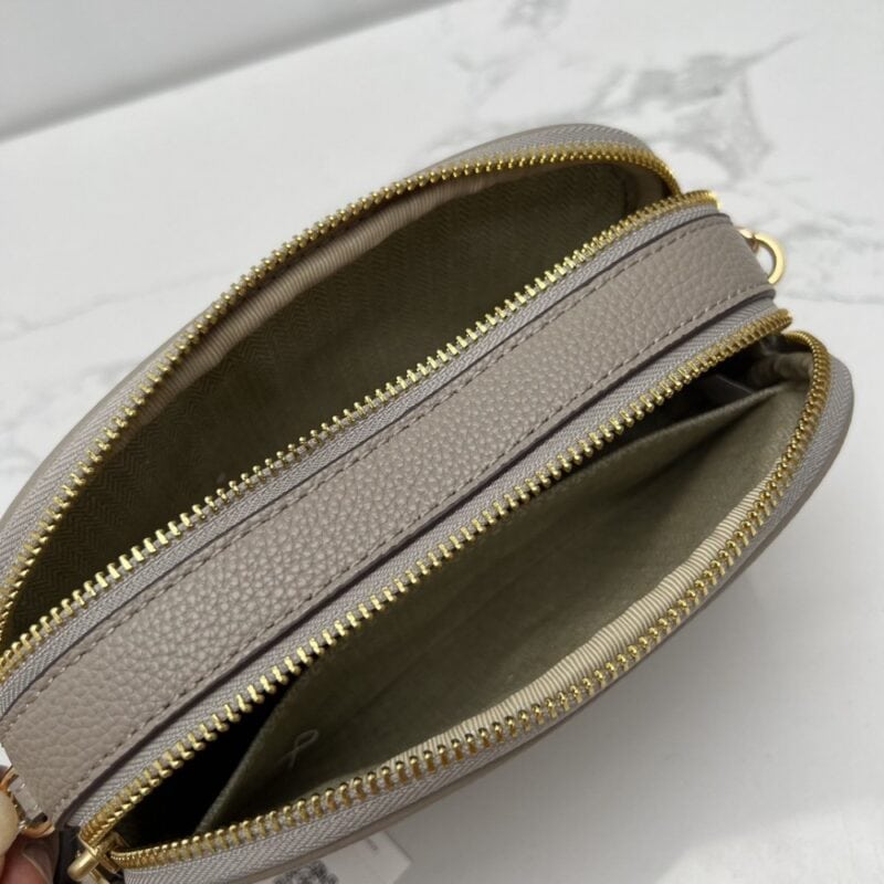【AT2532】Tory Burchの新作カメラバッグ。リッチなリザード柄牛革製。ショルダーと斜め掛けができる小さな丸いバッグ。牛革製の斜めがけバッグ。ダブルジップ。