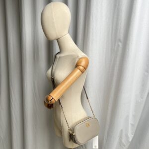 【AT2532】Tory Burchの新作カメラバッグ。リッチなリザード柄牛革製。ショルダーと斜め掛けができる小さな丸いバッグ。牛革製の斜めがけバッグ。ダブルジップ。