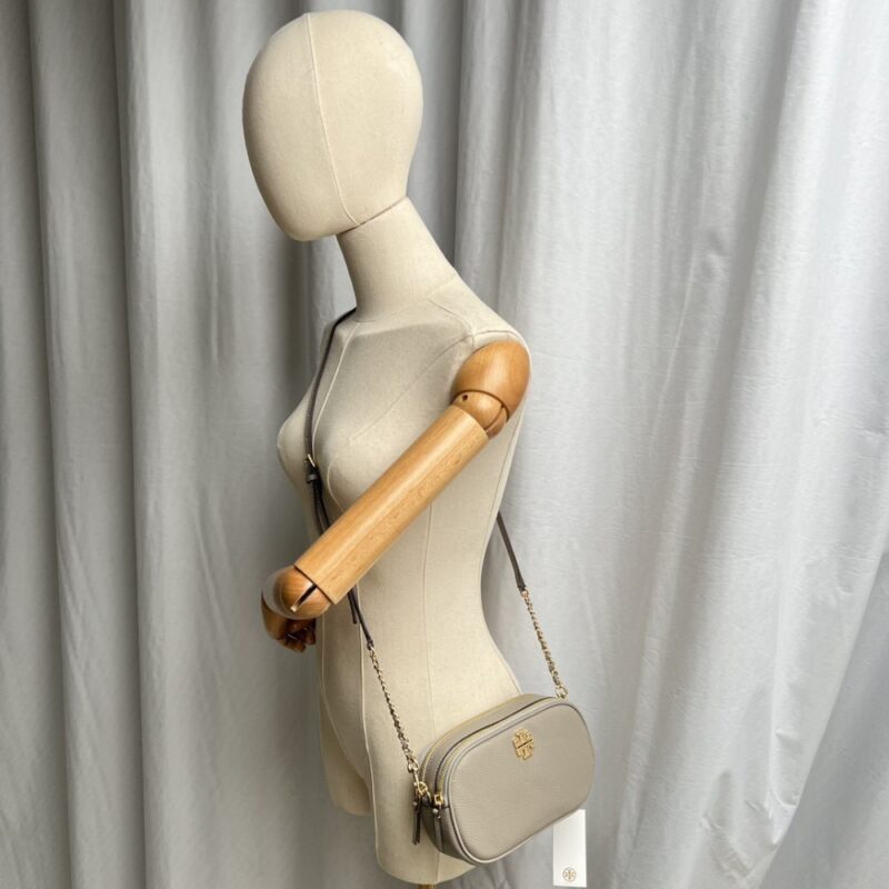 【AT2532】Tory Burchの新作カメラバッグ。リッチなリザード柄牛革製。ショルダーと斜め掛けができる小さな丸いバッグ。牛革製の斜めがけバッグ。ダブルジップ。