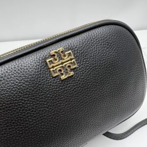【AT2533】 Tory Burchの新しい女性用バッグは、リッチな牛革を使用しており、肩に掛けたり斜め掛けにしたりして使える小さな丸いバッグです。ダブルジッパーで収納スペースもたっぷりです。
