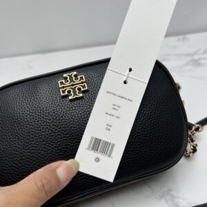 【AT2533】 Tory Burchの新しい女性用バッグは、リッチな牛革を使用しており、肩に掛けたり斜め掛けにしたりして使える小さな丸いバッグです。ダブルジッパーで収納スペースもたっぷりです。