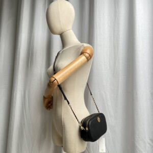 【AT2533】 Tory Burchの新しい女性用バッグは、リッチな牛革を使用しており、肩に掛けたり斜め掛けにしたりして使える小さな丸いバッグです。ダブルジッパーで収納スペースもたっぷりです。