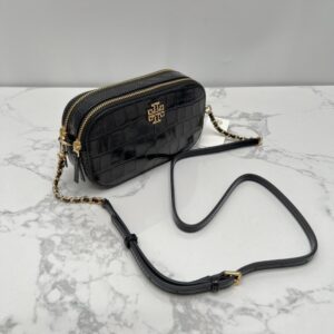 【AT2534】Tory Burchの新しい女性用カメラバッグは、リザード柄の牛革製で、ショルダー、斜め掛け、小さな丸いバッグ、牛革のクロスボディバッグです。2層のジッパーが付いています。